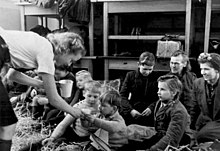 Refugee camp in Aabenraa (Apenrade) in Denmark, February 1945 Bundesarchiv Bild 183-1990-0927-501, Danemark, deutsche Fluchtlinge.jpg