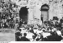 Karajan im Odeon des Herodes Atticus, Athen 1939 (Quelle: Wikimedia)