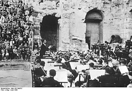 Concert de l'orchestre de l'Opéra national de Berlin, dirigé par Herbert von Karajan, en juin 1939.