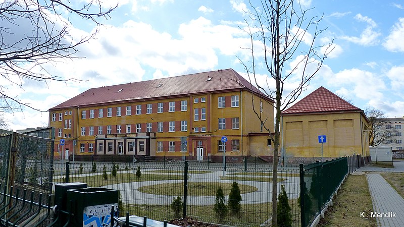 File:Bydgoszcz , Osiedle Kapuściska . Szkoła - panoramio.jpg