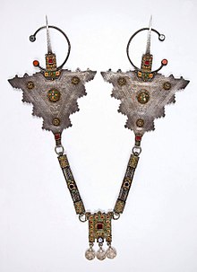 Berber or Amazigh fibulae from southern Morocco COLLECTIE TROPENMUSEUM Paar zilveren kledingspelden met borstversiering TMnr 6387-2.jpg