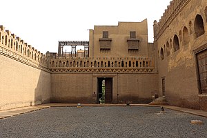 Cairo, moschea di ibn tulun, fossato 03 veduta verso museo gayes anderson.JPG