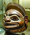 Casco tlingit, considerado una de las obras maestras de esta cultura.[34]​ Alaska, siglo XVIII.