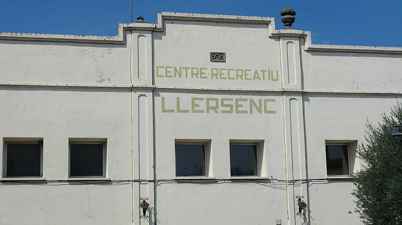 File:Centre Recreatiu Llersenc 2.jpg