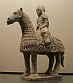 Figurine en terre cuite d'un cavalier xianbei sur un cheval cuirassé, musée Cernuschi.