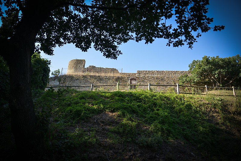 File:Château de Canet-en-Roussillon - Remparts nord 1.jpg