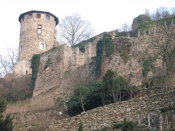 Le château de Condrieu objet d'une permutation entre Gaudemar de Jarez et Renaud, archevêque de Lyon.