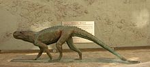 Chirotherium-Monument mit Rekonstruktion einer Spurenfläche