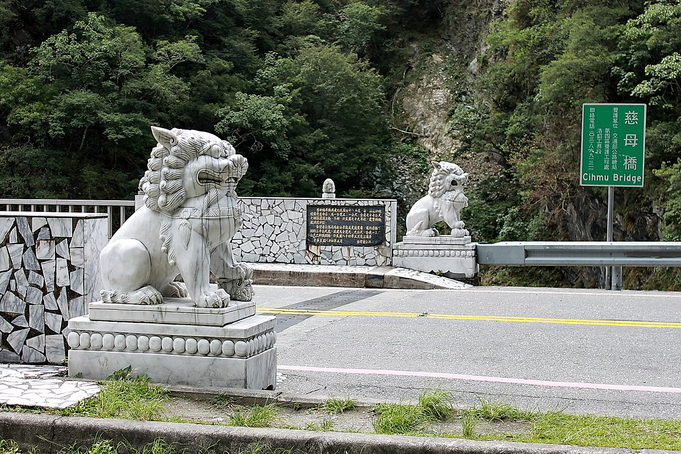 Statues of lions on the Cihmu Bridge