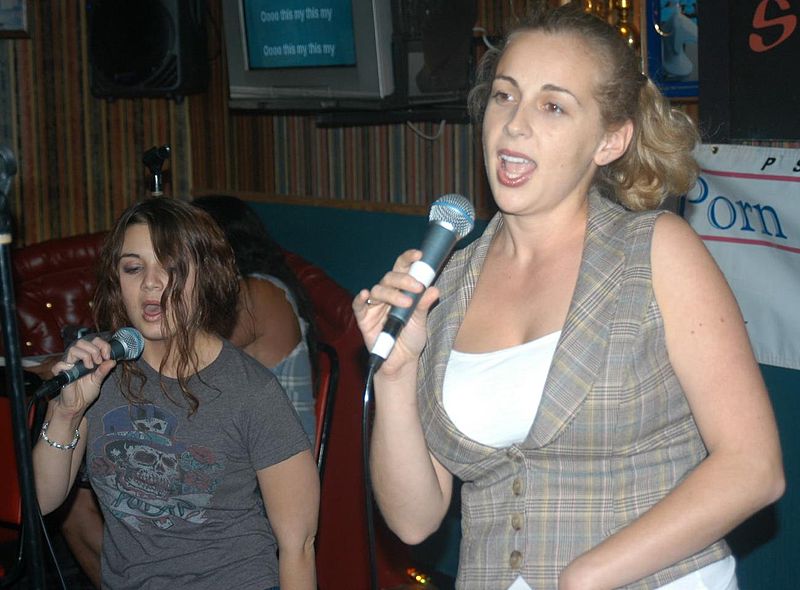 File:Civilian girls Porn Star Karaoke 2005-11-01.jpg