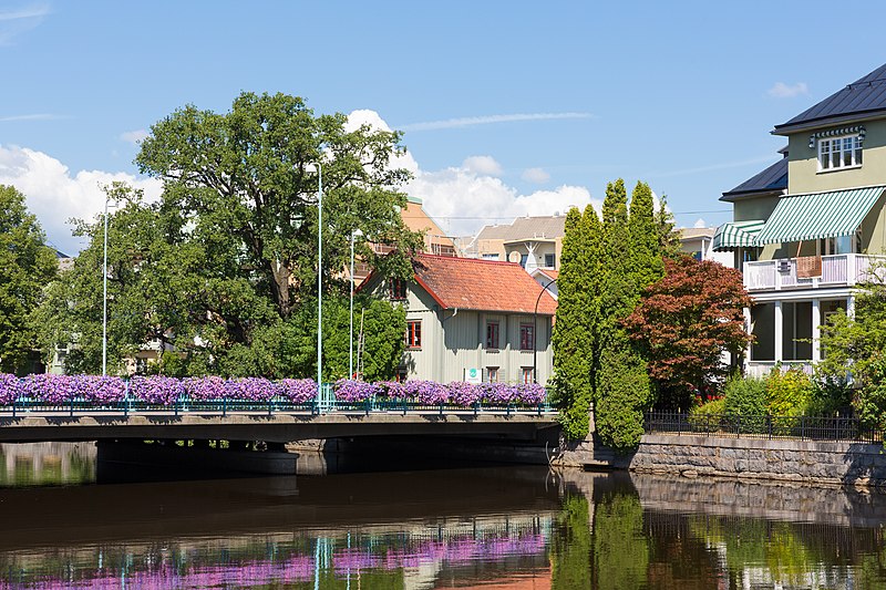 File:Close view of the bridge of Trädgardsgatan over the Svartån river, Örebro.jpg