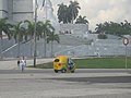 Coco taxi frente al Memorial a José Martí.jpg