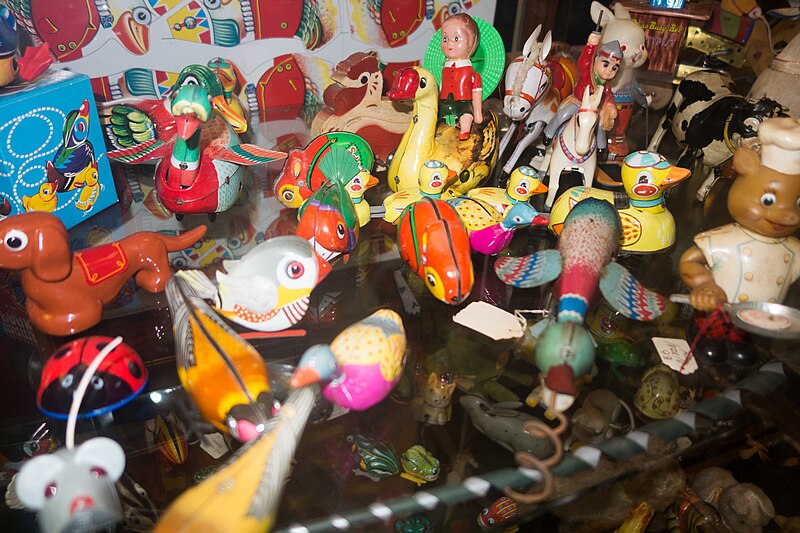 File:Collection of wind-up tin toys (29208521804).jpg