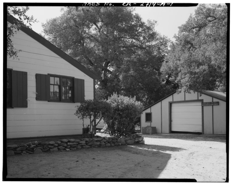 File:Contextual view looking southwest with barracks building at left. The associated garage is seen in the distance. - Pine Hills Station, Barracks, West Side of Boulder Creek Road HABS CAL,37-JUL.V,1A-1.tif