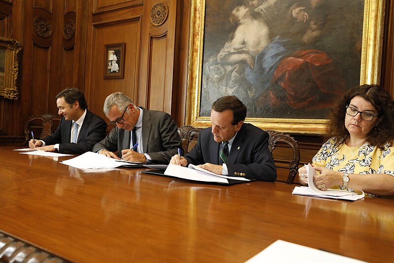 File:Copesa and UC sign the sale of Radio Beethoven.jpg