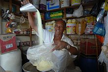 Selling couac or cassava flour Couac ou farine de manioc.jpg