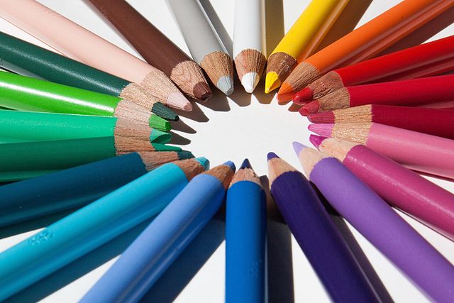 עפרונות בשלל צבעים מסודרים במעגל