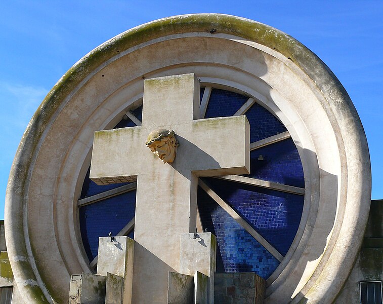 File:Cristo del Cementerio de Saldungaray, Arq. Francisco Salamone.jpg