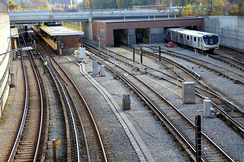 File:Davisville TTC north side d60.JPG