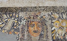 Detall d'un mosaic del barri dels Joiers de Delos que exhibeix una màscara de teatre