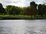 Vue vers la rive sud de la Serpentine où est implantée la Fontaine commémorative de Diana, princesse de Galles.