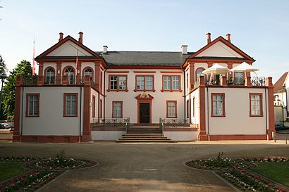 So kommt man zu Museum Schloss Fechenbach mit den Öffentlichen - Mehr zum Ort Hier