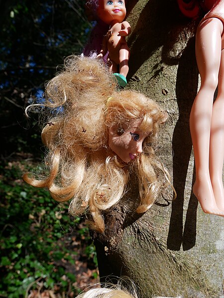 File:Doll Assemblage at the West End of Parkland Walk (06).jpg