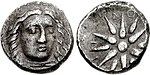 Dracma de la época helenística, siglo IV a. C., el rostro de Apolo (o Alejandro Magno) y la estrella argéada, también llamada sol de Vergina