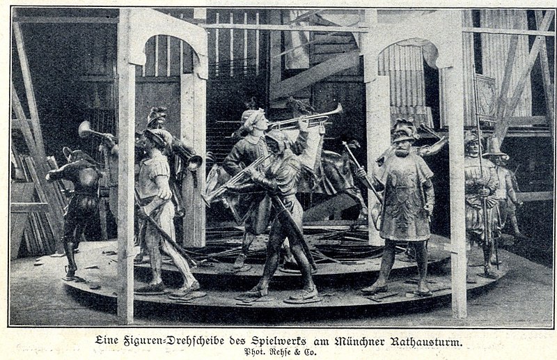 File:Eine Figuren-Drehscheibe des Spielwerks am Münchner Rathausturm, 1908.jpg