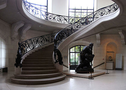 Интерьер Petit Palais с изгибающейся лестницей, построеа из железобетона и железа.