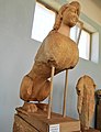 Esfinge que se encontraba en una alta columna jónica en el Artemison (de Paros, fechada entre el 560 y el 550 a.C.), expuesta en el Museo de la isla de Delos (Mýkonos -Grecia-)..jpg