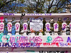 Exedra con pintas feministas del 8M (2024) 21.jpg