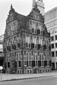 1967: Zijaanzicht met erachter de loopbrug en het Nieuwe Stadhuis.