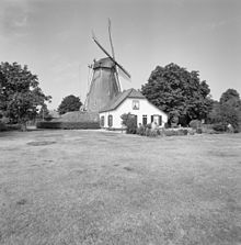 Exterior of the mill, with the "shack" to the right. July 1994. Exterieur OVERZICHT MOLEN EN MOLENHUIS - Ede - 20287562 - RCE.jpg