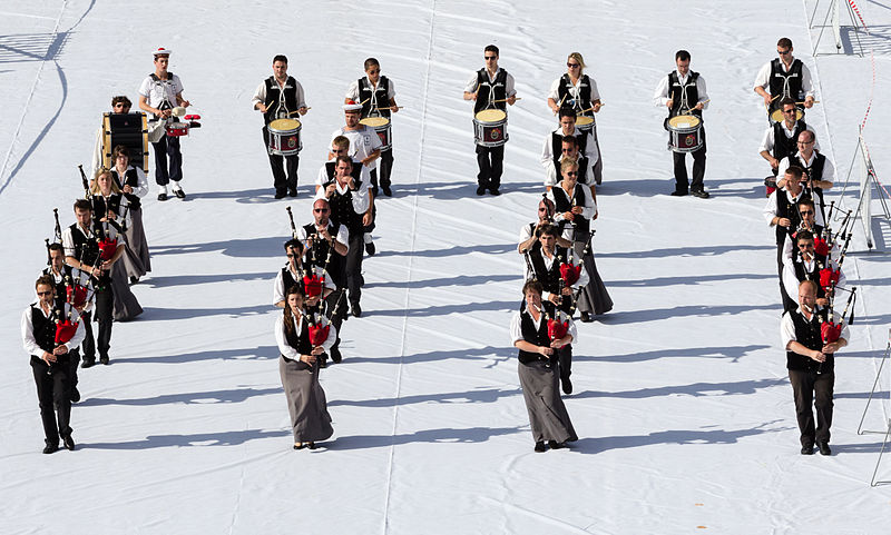 File:FIL 2012 - Arrivée de la grande parade des nations celtes - Bagad Sonerien bro Dreger.jpg