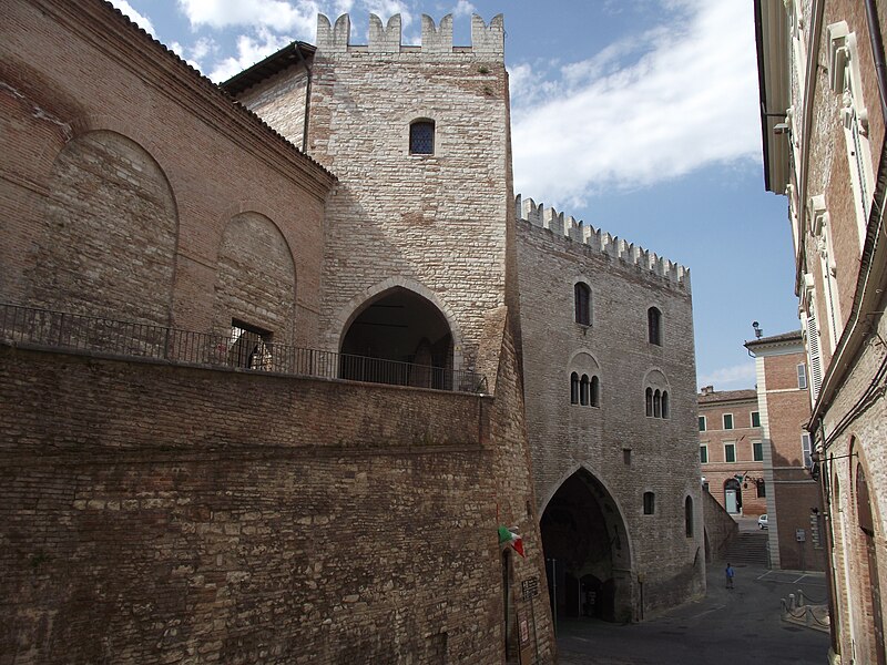 File:Fabriano, Palazzo del Podestà, 1255 02.jpg