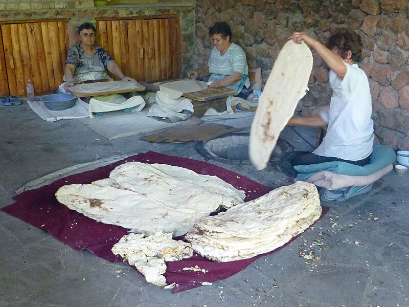 File:Fabrication du lavash à Noravank (1).jpg