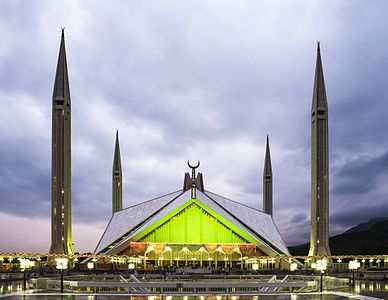 "Faisal_Masjid_on_27th_Ramadan.jpg" by User:Geniousinit