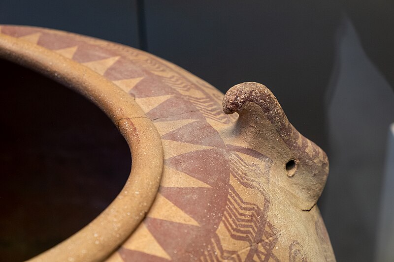 File:Falcon Horus, deity of Hierakonpolis, on a Naqada IIC jar, British Museum EA 36328.jpg