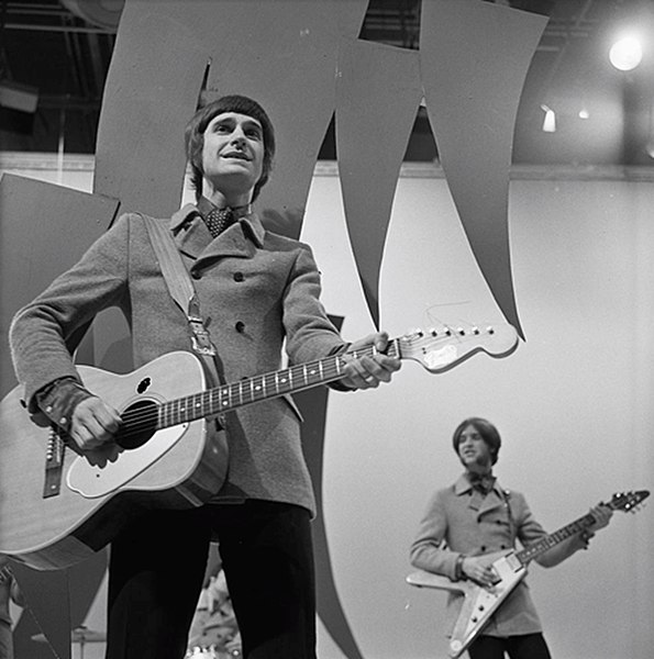 Ray Davies with his brother Dave in background, performing with the Kinks (Dutch TV, 1967)