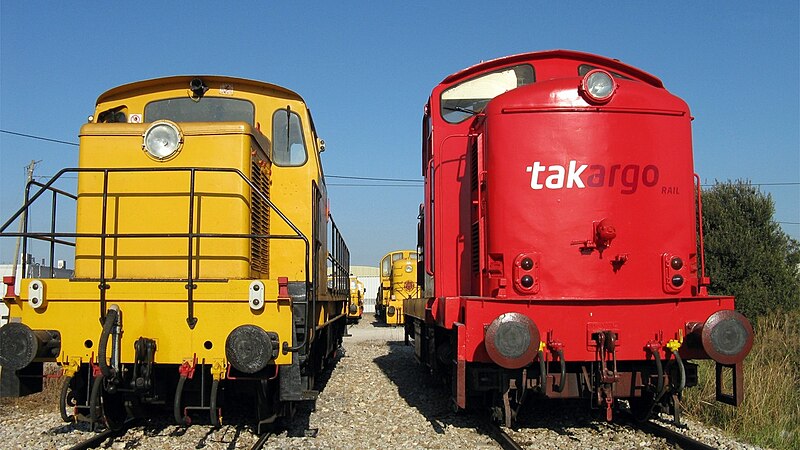 File:Ferrovias 1200 e Takargo 1449 no Parque do Poceirão.jpg