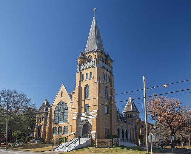 File:St Stephen's Presbyterian Church steeple and Araucaria cunninghamii  from Limestone St Ipswich P1060262.jpg - Wikimedia Commons