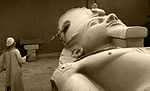 Музейний працівник чистить колос Рамзеса II
