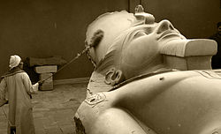 Музејски радник у процесу чишћења колоса Рамзеса -{II}-