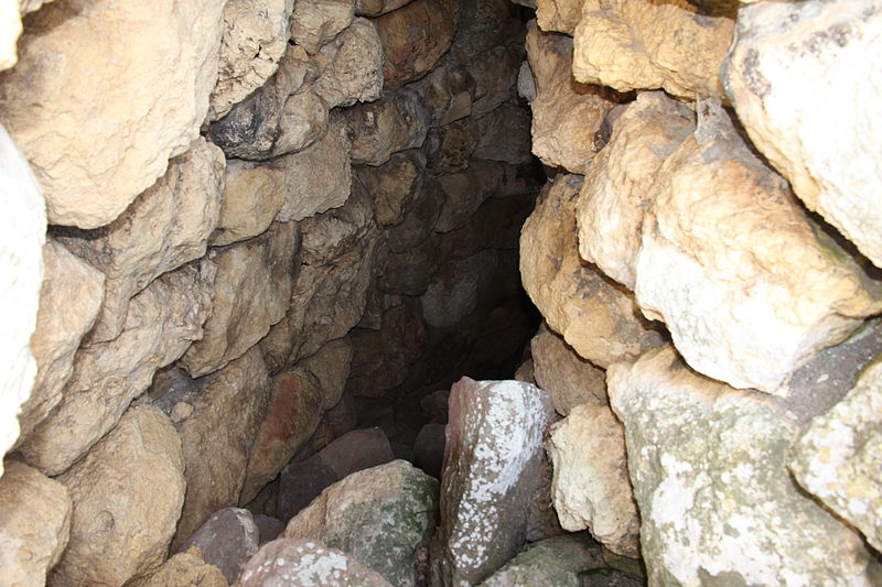 File:Florinas - Nuraghe Corvos (18).JPG