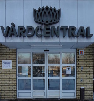O símbolo da Região Sörmland na entrada do centro de saúde público de Fröslunda