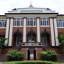 Depan pintu masuk, era Depresi Bata Bangunan Sekolah dari SW (2015).jpg