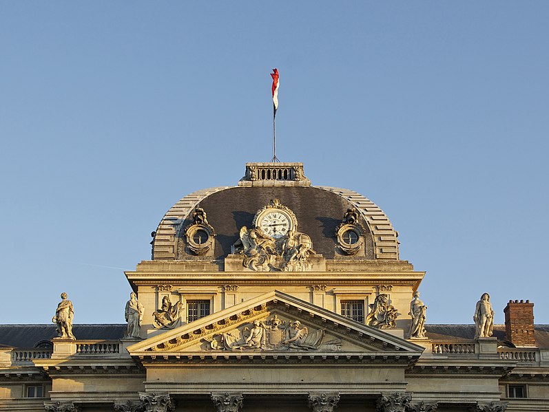 File:Fronton toit école militaire.jpg