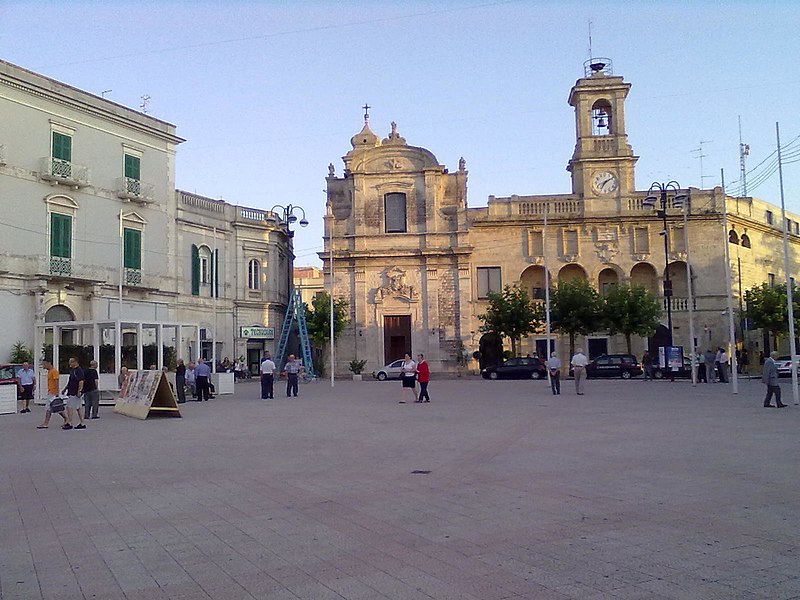 File:Gioia del Colle - Piazza Plebiscito.jpg