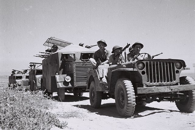 ג'יפ ויליס מוביל שלושה משוריינים של חטיבת גבעתי במלחמת העצמאות.